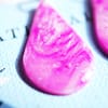 DSC00280 Handgemachte rosa Tropfen-Ohrringe aus Resin – Glitzer Marmor Look