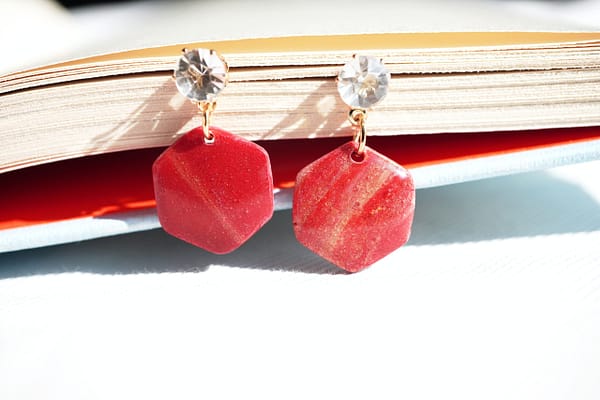 Crimson Facets – Geometrie trifft Glanz