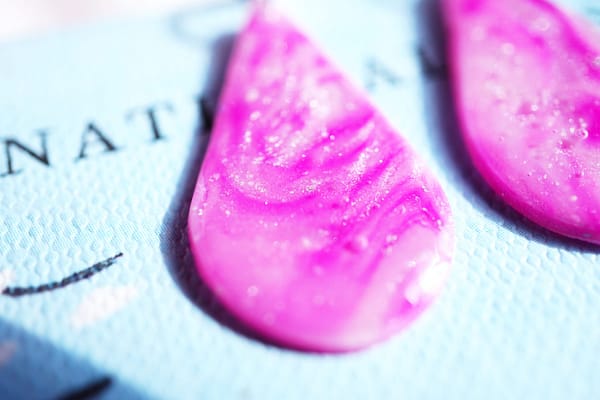 Handgemachte rosa Tropfen-Ohrringe aus Resin – Glitzer Marmor Look