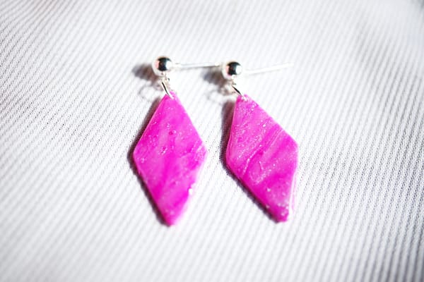 Geometrische Ohrstecker aus Resin – Rosa Glitzer Diamantform