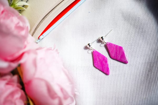 Geometrische Ohrstecker aus Resin – Rosa Glitzer Diamantform