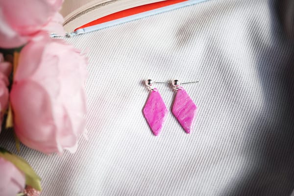 DSC00303 Geometrische Ohrstecker aus Resin – Rosa Glitzer Diamantform