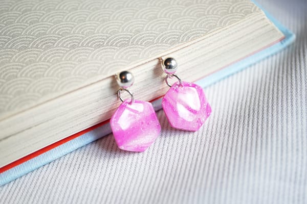 DSC00307 Geometrische Sechseck Ohrringe – Rosa Weiß Marmor Look