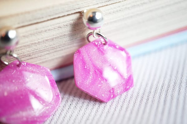 Geometrische Sechseck Ohrringe – Rosa Weiß Marmor Look