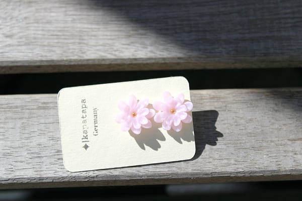 IMG_3913 Bloom Petals – Rosa Blüten Ohrstecker aus Edelstahl | Handgemachter Frühlingsschmuck