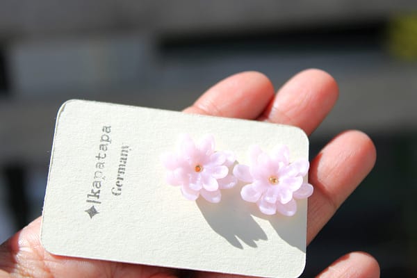 IMG_3914 Bloom Petals – Rosa Blüten Ohrstecker aus Edelstahl | Handgemachter Frühlingsschmuck