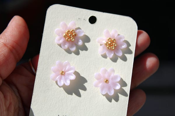 IMG_3916 2er Set Blüten Ohrstecker Rosa – Handgemachte Blumen Ohrringe aus Edelstahl & Polymer Clay | Kirschblüten Schmuck