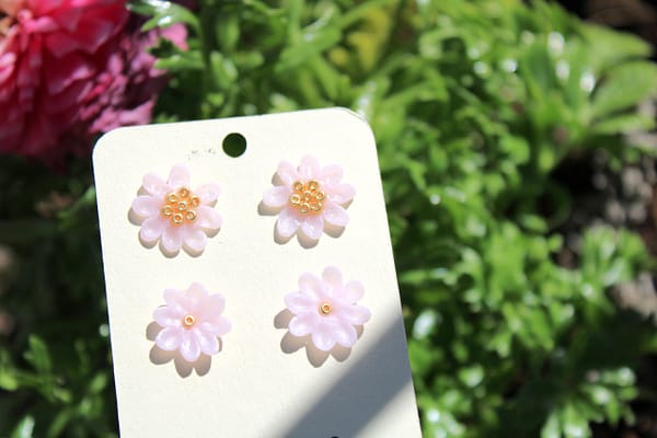 IMG_3918 2er Set Blüten Ohrstecker Rosa – Handgemachte Blumen Ohrringe aus Edelstahl & Polymer Clay | Kirschblüten Schmuck