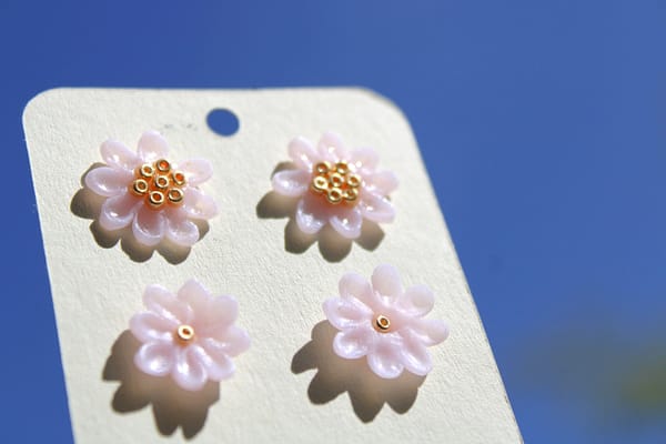 IMG_3921 2er Set Blüten Ohrstecker Rosa – Handgemachte Blumen Ohrringe aus Edelstahl & Polymer Clay | Kirschblüten Schmuck