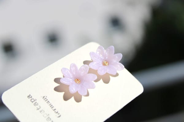 Lila Licht – Handgemachte Blüten Ohrstecker aus Polymer Clay & Edelstahl