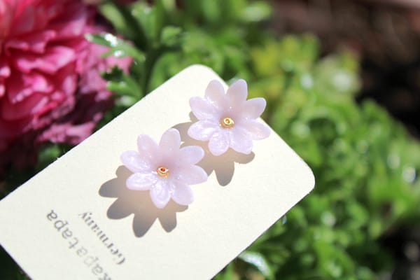 Lila Licht – Handgemachte Blüten Ohrstecker aus Polymer Clay & Edelstahl
