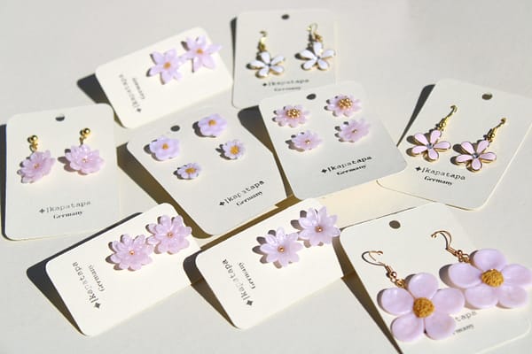 Ivory Glimmer – Emaille Blüten Ohrringe Weiß mit Zirkonia & 18k-vergoldeten Edelstahlhaken | Florale Ohrringe handgemacht