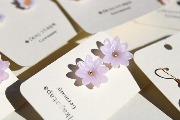 IMG_3969 Lila Licht – Handgemachte Blüten Ohrstecker aus Polymer Clay & Edelstahl