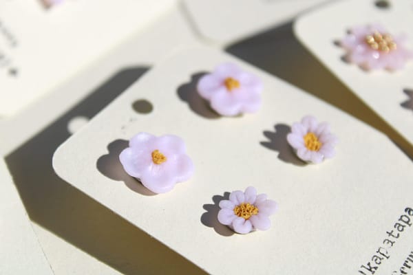 IMG_3972 Fliederduo – Handgemachtes Blüten Ohrstecker Set aus Edelstahl & Polymer Clay