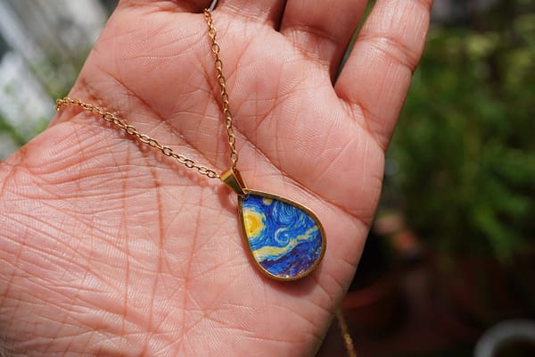DSC02262 Van Gogh "Sternennacht" Kette – Tropfen-Anhänger | 925 Silber oder 18k Vergoldete Kette | Edelstahl | Anlaufsicher | Geschenk für Sie