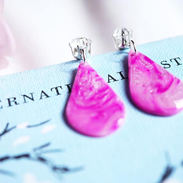 DSC00282 Handgemachte rosa Tropfen-Ohrringe aus Resin – Glitzer Marmor Look