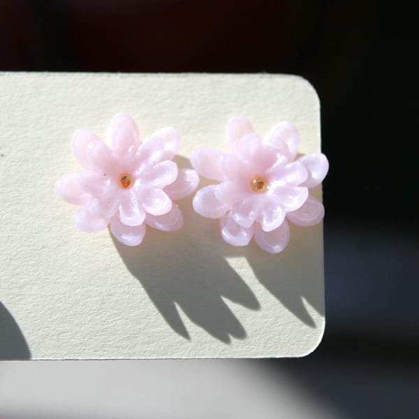 Bloom Petals – Rosa Blüten Ohrstecker aus Edelstahl | Handgemachter Frühlingsschmuck