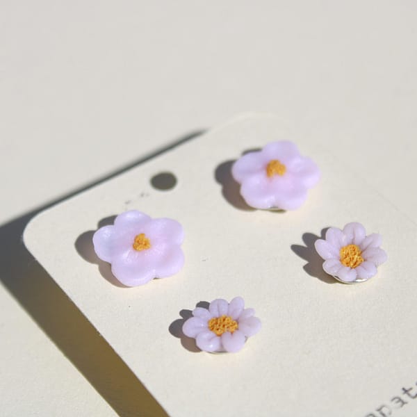 Fliederduo – Handgemachtes Blüten Ohrstecker Set aus Edelstahl & Polymer Clay