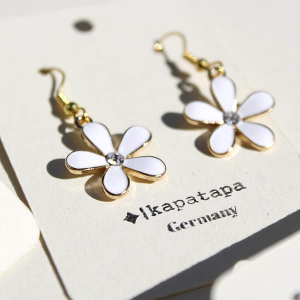 IMG_3974 Ivory Glimmer – Emaille Blüten Ohrringe Weiß mit Zirkonia & 18k-vergoldeten Edelstahlhaken | Florale Ohrringe handgemacht