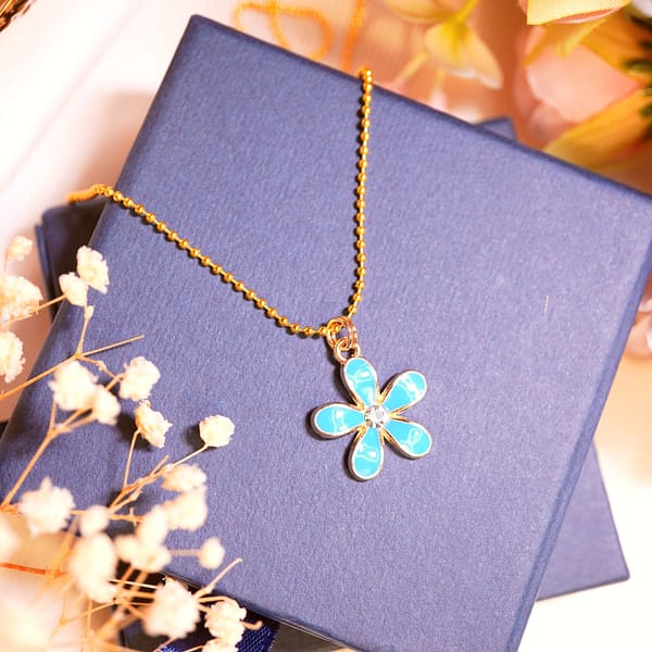 Blütenmeer – Halskette mit türkisfarbener Blume