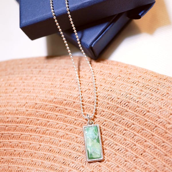 bright_DSC00638 Minzlicht – Halskette mit mintgrünem Glanzstein