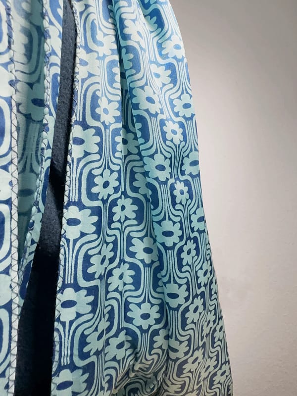 2025-03-24 13.54.33 copy Vegan Seide Schal – florales Design Blau, handgefärbt