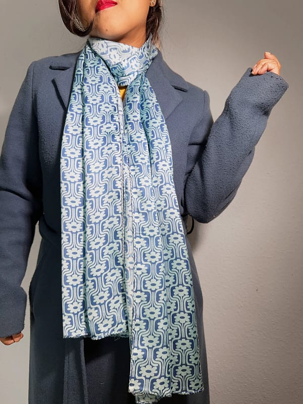 Vegan Seide Schal – florales Design Blau, handgefärbt