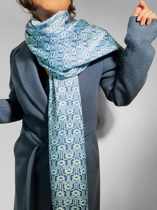 Vegan Seide Schal – florales Design Blau, handgefärbt