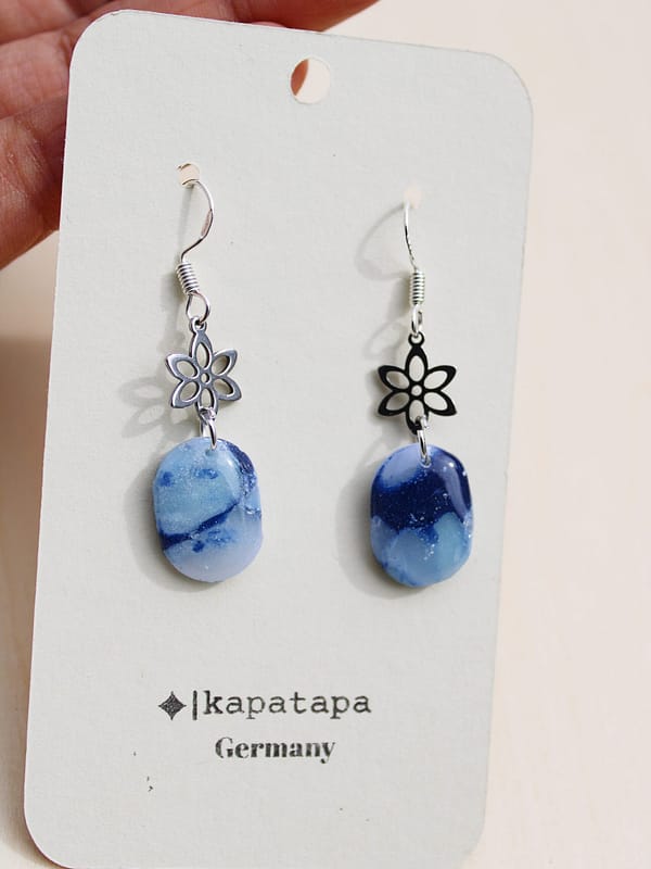 Blue Nebula – Oval-Hänger mit floralen Details