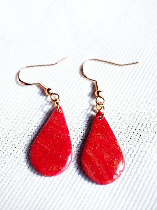 DSC00219 Rote Tropfen-Ohrringe mit Goldschimmer – Scarlet
