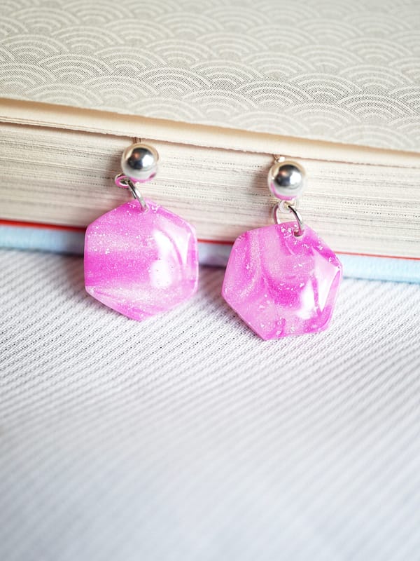 DSC00309 Geometrische Sechseck Ohrringe – Rosa Weiß Marmor Look