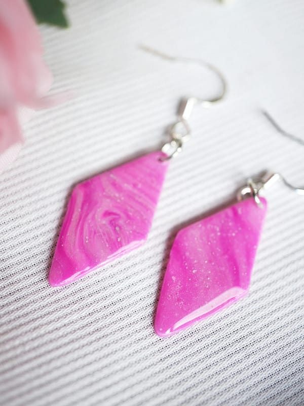DSC00319 Geometrische Ohrringe aus Resin – Rosa Glitzer Diamantform