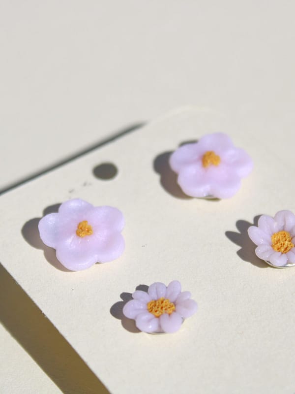 IMG_3936 Fliederduo – Handgemachtes Blüten Ohrstecker Set aus Edelstahl & Polymer Clay