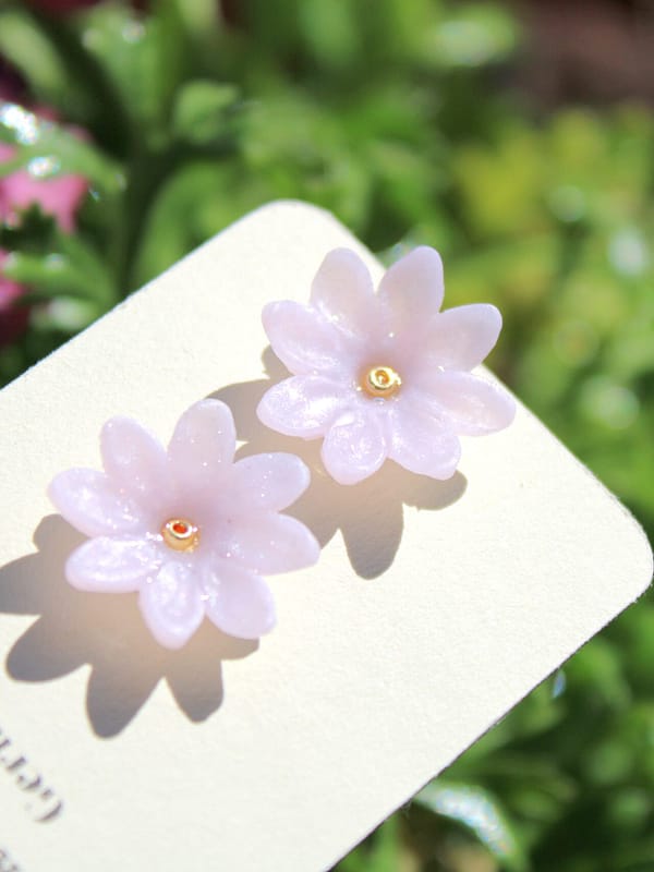 IMG_3947 Lila Licht – Handgemachte Blüten Ohrstecker aus Polymer Clay & Edelstahl