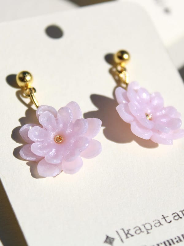 IMG_3971 Fliederfall – Blüten Hängeohrringe aus Polymer Clay mit 18k-vergoldetem Edelstahlstecker