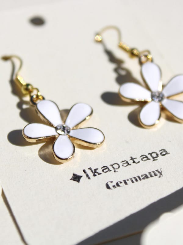 IMG_3974 Ivory Glimmer – Emaille Blüten Ohrringe Weiß mit Zirkonia & 18k-vergoldeten Edelstahlhaken | Florale Ohrringe handgemacht