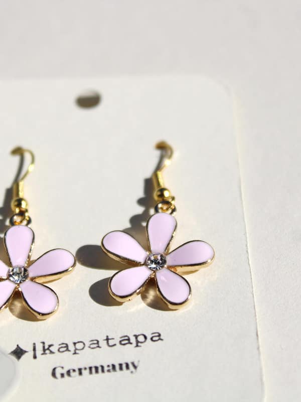 IMG_3976 Rosy Glimmer – Emaille Blüten Ohrringe Rosa mit Zirkonia & 18k-vergoldeten Edelstahlhaken vergoldet | Florale Ohrringe handgemacht