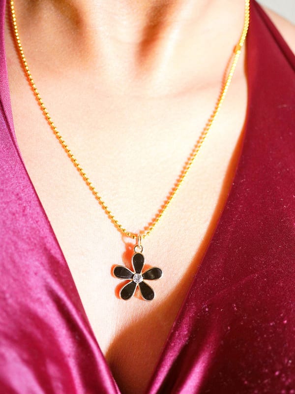 bright_DSC00546 Nachtblume – Halskette mit schwarzem Blumenanhänger