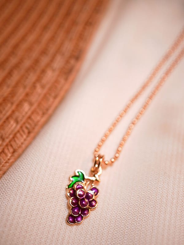 bright_DSC00837 Traubenzauber – Halskette mit violettem Emaille-Anhänger
