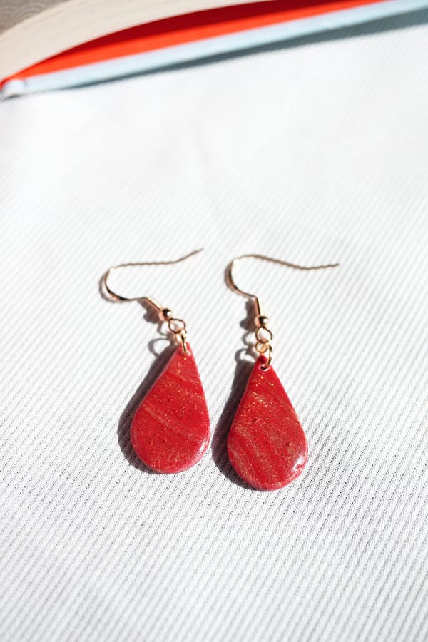 Rote Tropfen-Ohrringe mit Goldschimmer – Scarlet