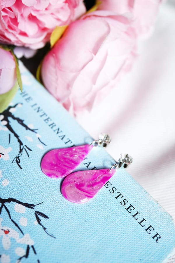 DSC00277 Handgemachte rosa Tropfen-Ohrringe aus Resin – Glitzer Marmor Look