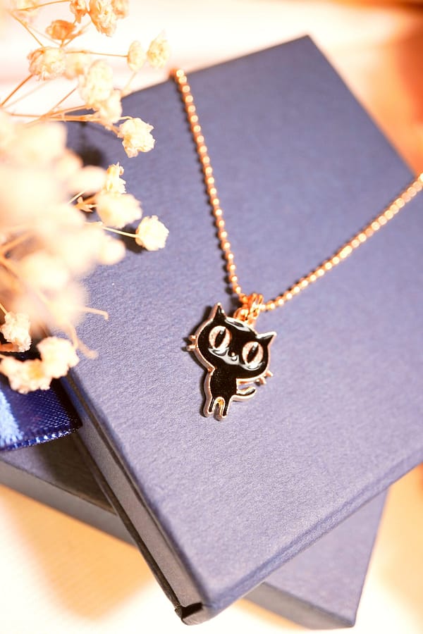 Süße Samtpfote – Halskette mit schwarzem Katzen-Anhänger