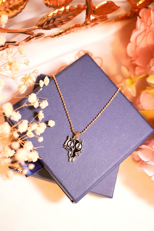 Süße Samtpfote – Halskette mit schwarzem Katzen-Anhänger