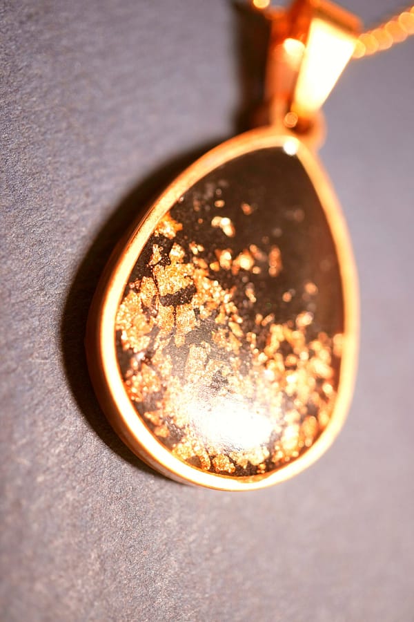 Nachtschimmer – Halskette mit goldenen Flocken