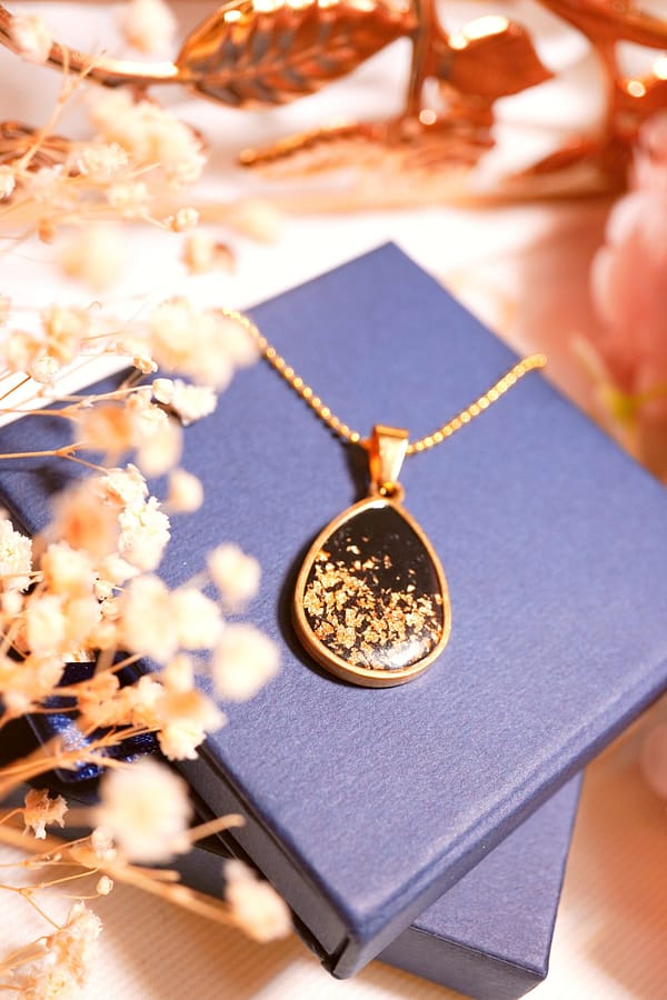 Nachtschimmer – Halskette mit goldenen Flocken