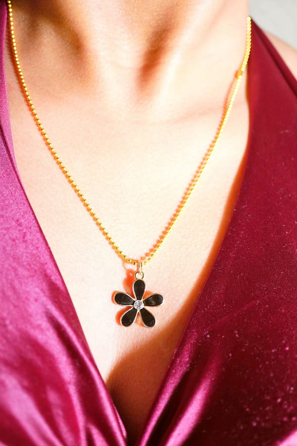 Nachtblume – Halskette mit schwarzem Blumenanhänger
