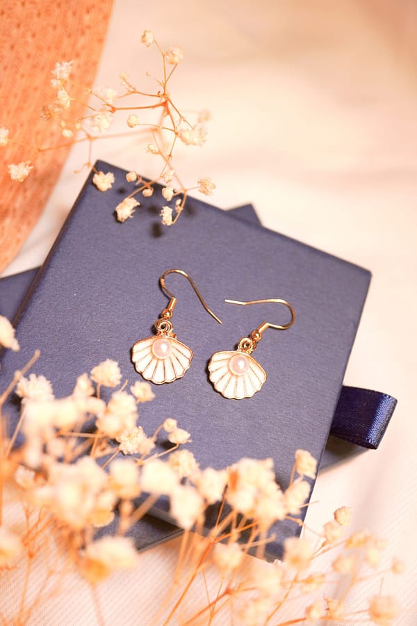 bright_DSC00756 Meeresflüstern – Ohrringe mit Muschel-Anhängern