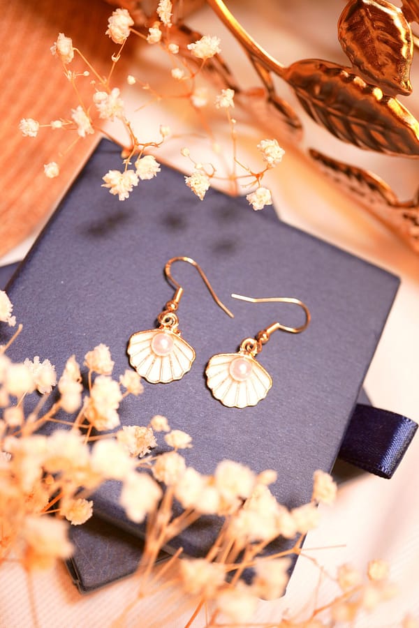 bright_DSC00757 Meeresflüstern – Ohrringe mit Muschel-Anhängern