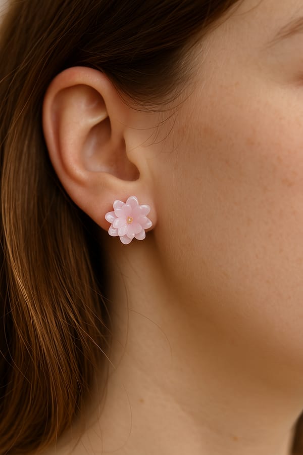 c682d429-27da-40d9-b90e-ba2d78ae1567 Bloom Petals – Rosa Blüten Ohrstecker aus Edelstahl | Handgemachter Frühlingsschmuck