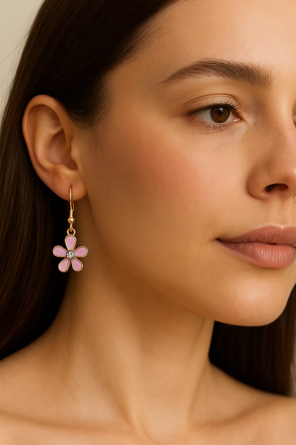Rosy Glimmer – Emaille Blüten Ohrringe Rosa mit Zirkonia & 18k-vergoldeten Edelstahlhaken vergoldet | Florale Ohrringe handgemacht